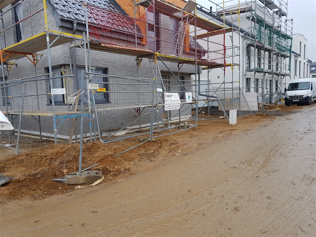 Eingerüsteter Neubau kurz vor der Fertigstellung