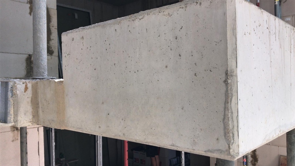 Betonfertigteil an der Gebäudekante