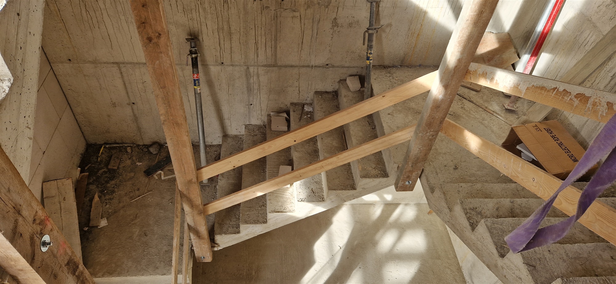 Betontreppe im Rohbau mit Baustellenabsturzsicherung