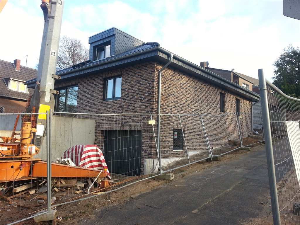 Wohnhaus in Klinkerbauweise mit Kran auf der Baustelle