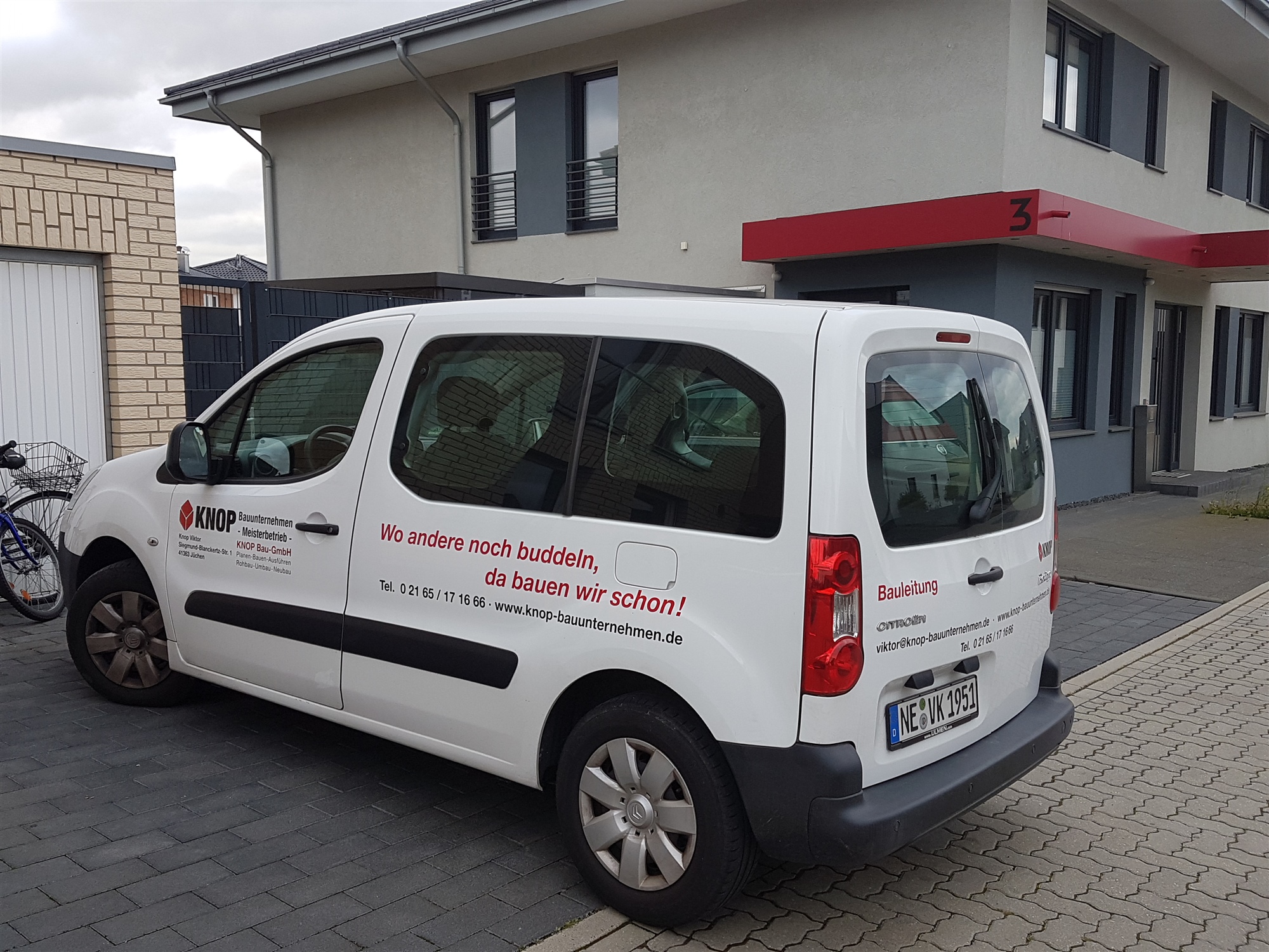 KNOP-Bauunternehmen-Transporter vor dem Betriebsgebäude