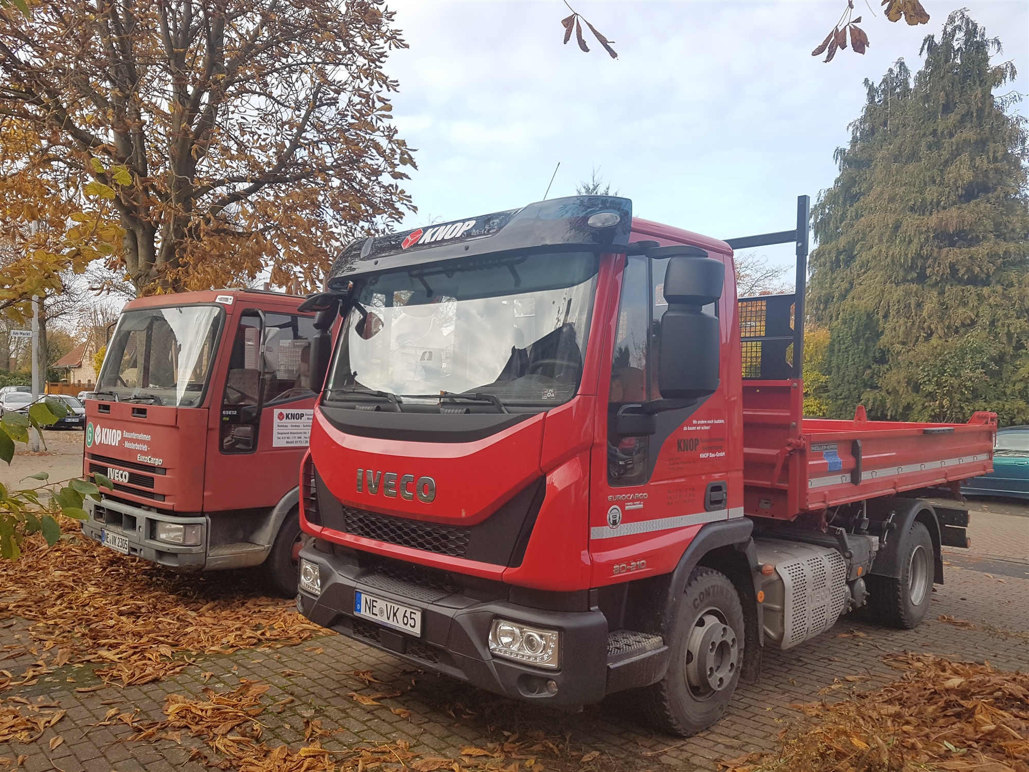 Roter KNOP-Baukipper aus dem firmeneigenen Fuhrpark