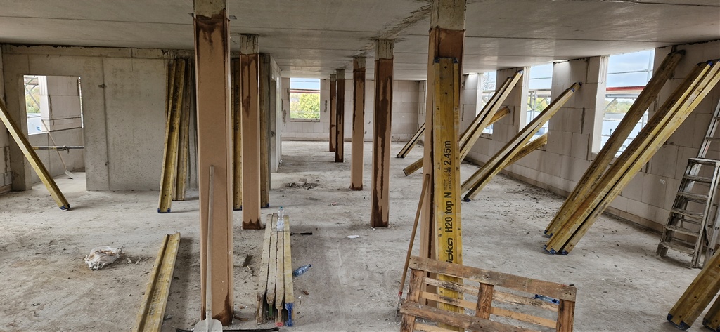 Deckenschalung mit Holzstützen im Innenausbau