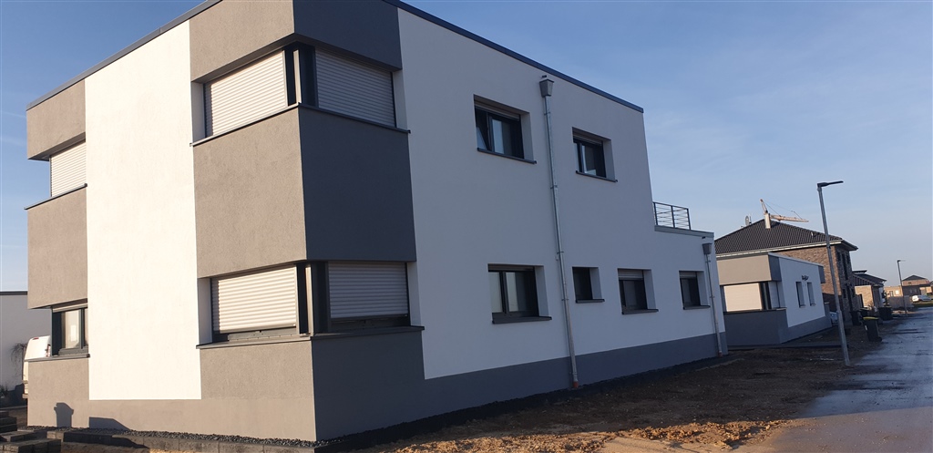 Modernes Wohnhaus mit Flachdach nach der Fertigstellung