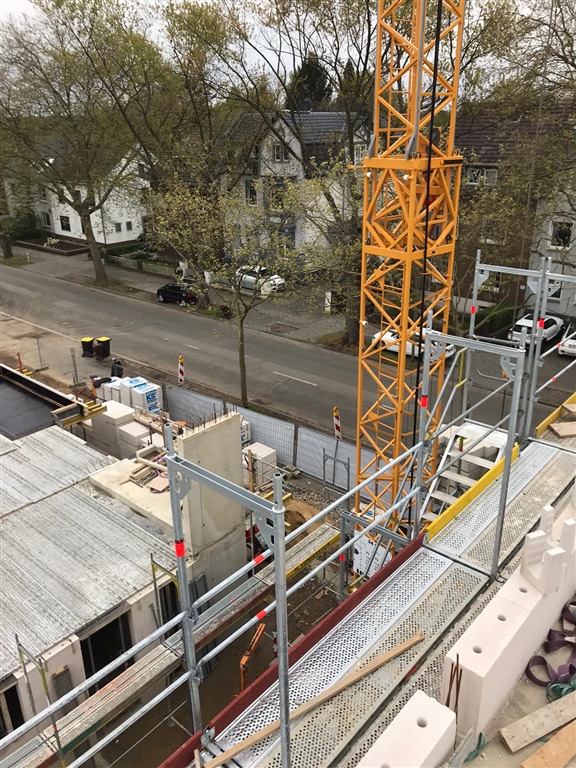 Oranger Turmdrehkran auf einer Wohnbaustelle